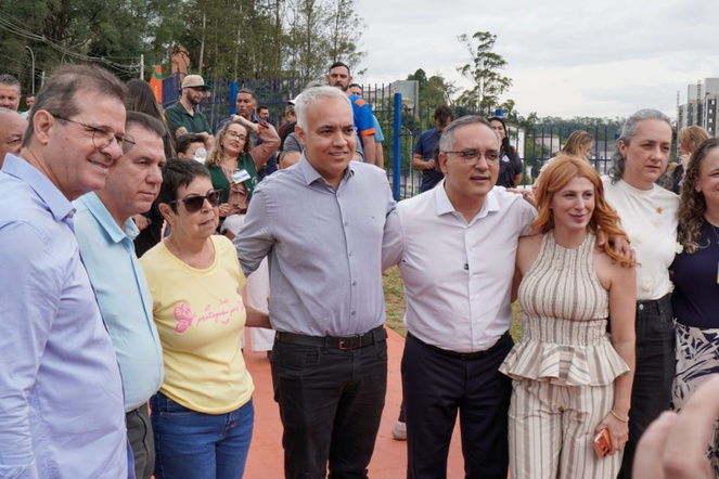 Na foto o ministro das cidades junto a outras pessoas na quadra de esportes