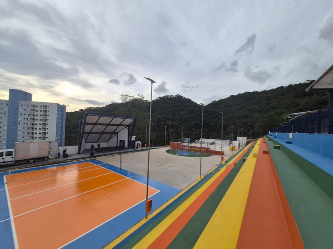 Vista do centro comunitário a partir da quadra de esportes