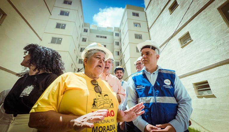 Na foto o ministro das cidades junto a outras pessoas