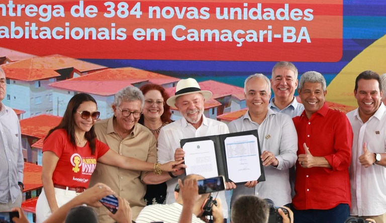 Na imagem presidente Lula ao lado do ministro Vladimir durante entrega de casas no município de Camaçari, Bahia