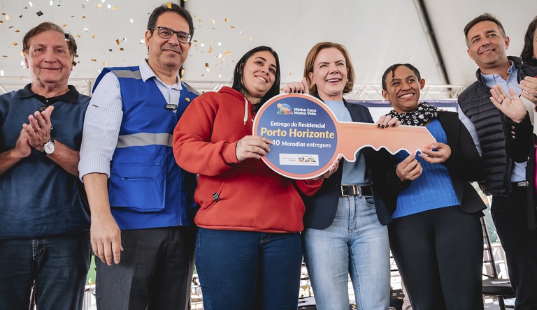 Na foto autoridades e beneficiados com a chave simbólica