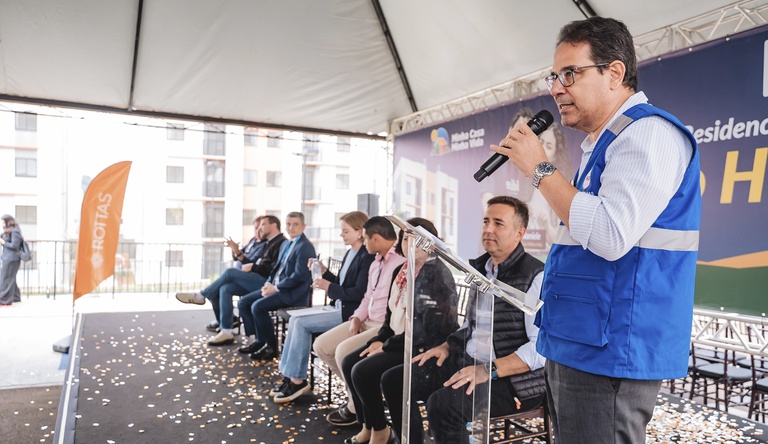 Na foto autoridades discursam para o público