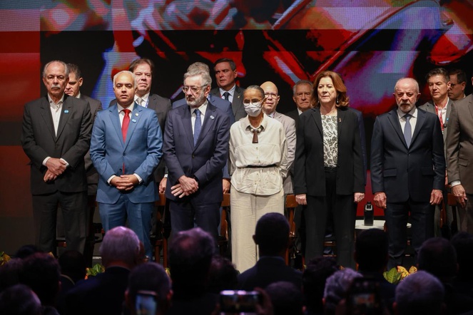 Na foto o ministro das cidades junto ao presidente da república e outras autoridades