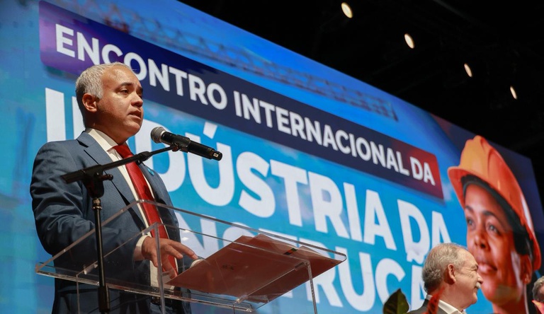 Na foto o ministro das cidades discursando no palco do evento
