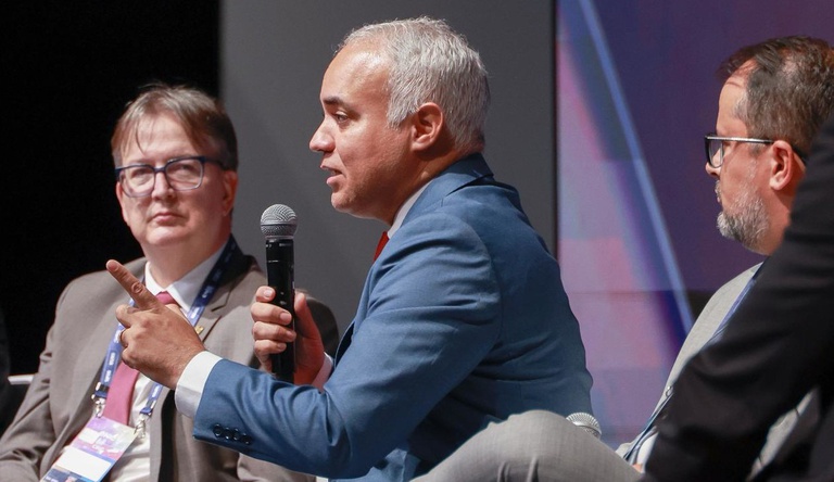 Na imagem ministro Vladimir discursa em evento da construção civl