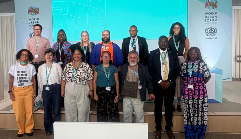 Na imagem pessoas posam para foto durante evento sobre desenvolvimento das cidades