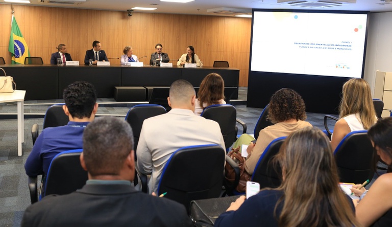 Na imagem mulheres e homens participam de debate sobre gestão pública na sede do ministério das cidades.