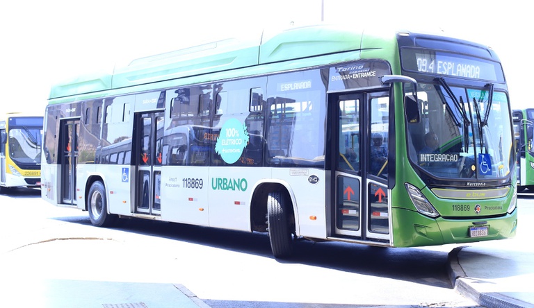 Na imagem ônibus parados no estacionamento de uma rodoviária