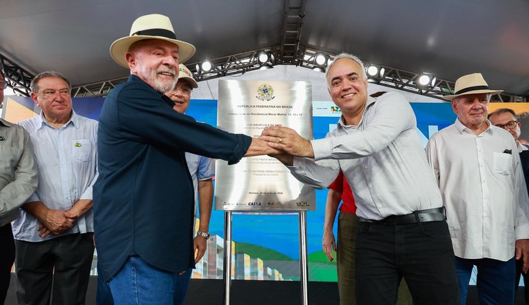 Na imagem presidente Lula abraça o ministro Vladimir Lima, os dois participam de entregas de casas do programa Minha Casa, Minha Vida