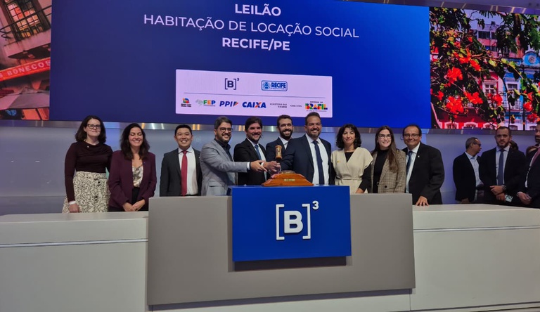 Na foto o secretário Nacional de Habitação junto a outras autoridades no palco