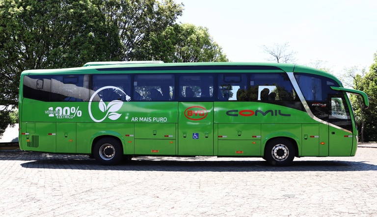 Na imagem ônibus verde do transporte público