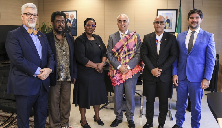 O ministro das Cidades e a ministra Diana Pokie junto a outros representantes das duas pastas
