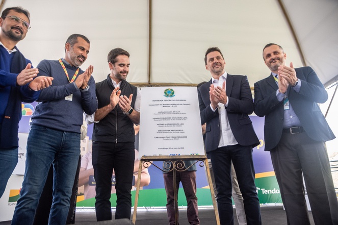 Mais 420 famílias realizam sonho da casa própria em Porto Alegre Na imagem homens participam de inauguração do conjunto habitacional Morado do Campo, em Porto Alegre.