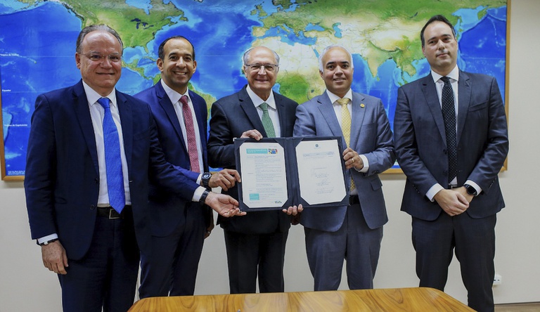 O ministro das cidades com o vice-presidente da república e outras duas autoridades