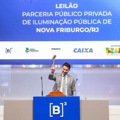 Na imagem secretário do ministro bate martelo durante leilão na B3.