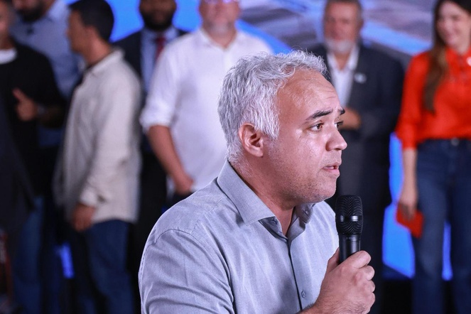Na foto o ministro das cidades discursa ao público presente