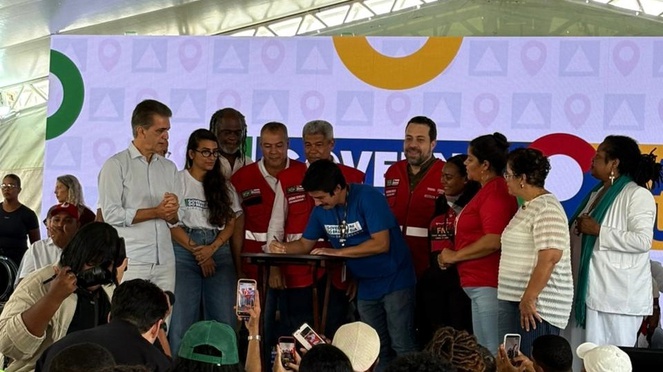 Na imagem representantes do ministério participam de assinatura de projetos na Bahia