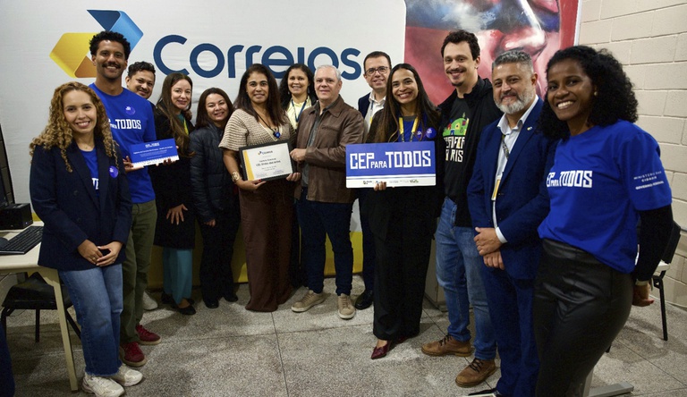 Funcionarios da nova agência e equipe do MCID posando para foto