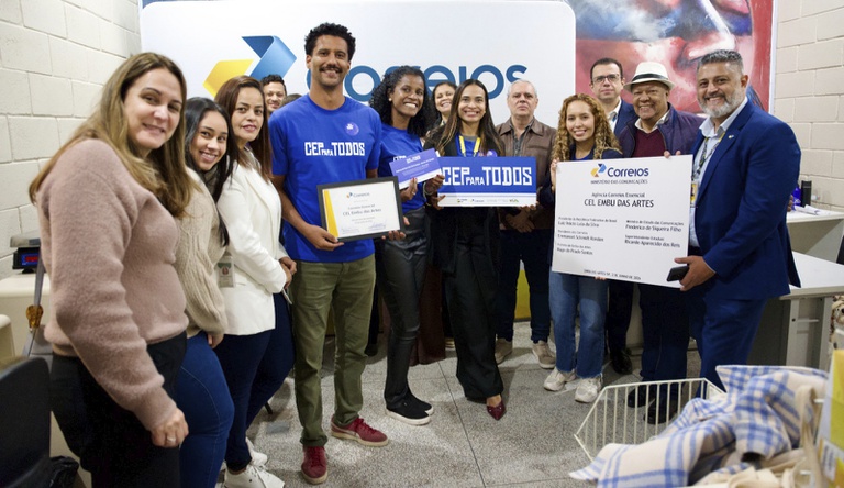 Funcionarios da nova agência e equipe do MCID posando para foto com cartazes