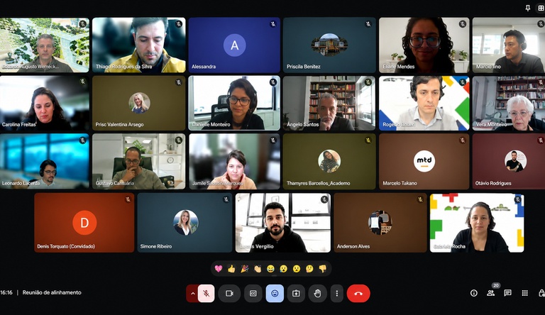 Na foto imagem da reunião virtual com vários participantes