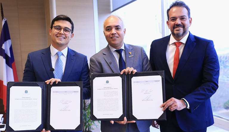 Na imagem ministro assina documento
