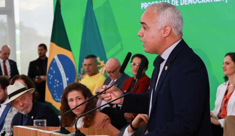 Na foto o ministro das cidades discursa ao público presente