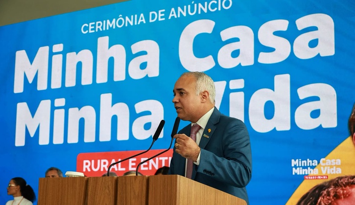 Na imagem homem discursa durante evento de anuncio de casas do programa Minha Casa Minha Vida