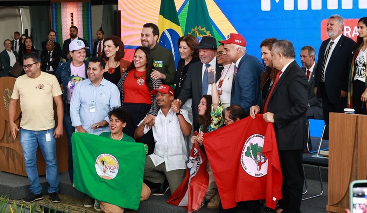 Na imagem presidente Lula e ministro Vladimir posa foto com representantes de movimentos sociais