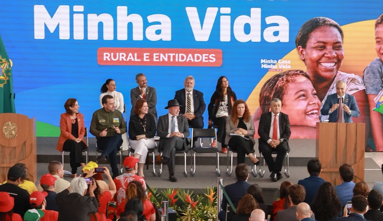Na imagem presidente Lula ao lado de representantes de movimentos sociais durante anúncio de casas