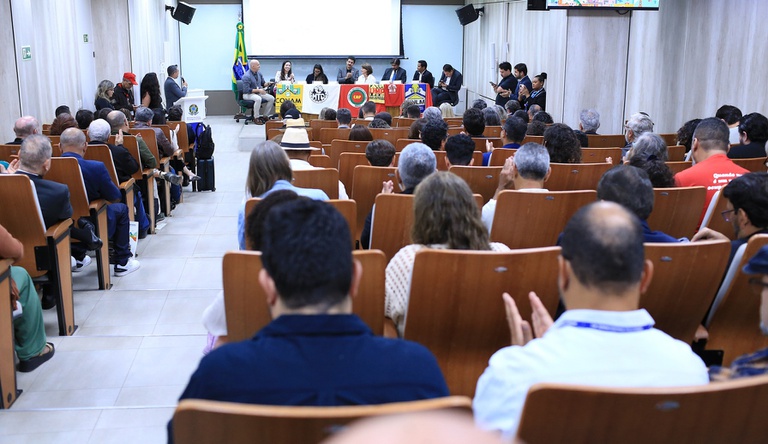 Autoridades e o público do evento em foto