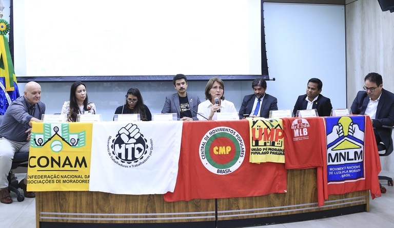 Secretária Mirna discursando