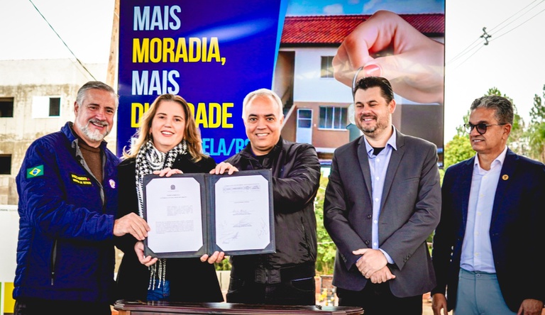 Na imagem ministro ao lado de representantes do governo do Rio Grande do Sul