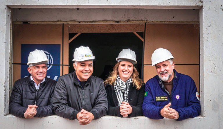 Na imagem ministro das cidades posa para foto com deputados do Rio Grande do Sul