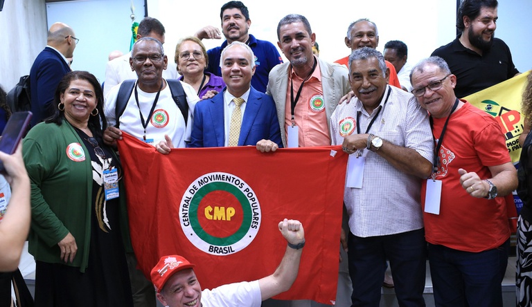 Na imagem ministro das cidades posa para foto com membros da diretoria do ConCidades