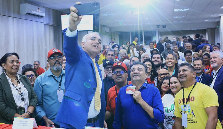 Na imagem ministro das cidades posa para foto com nova diretoria do ConCidades