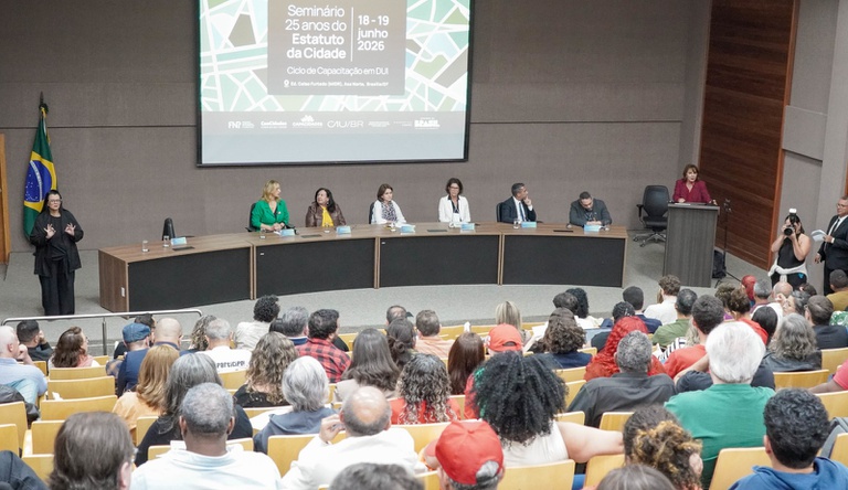 Na imagem pessoas durante evento.
