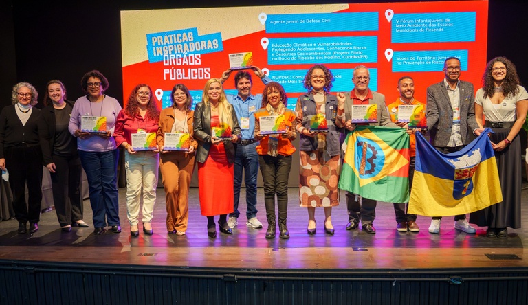 Na imagem servidores do ministério posam para foto com vencedores do prêmio AprenderParaPrevenir.