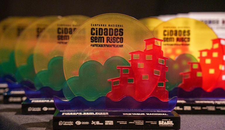 Na imagem prêmio da campanha AprenderParaPrevenir do ministério das cidades.