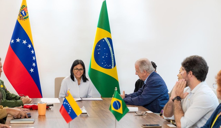 Na imagem secretario de habitação conversa com presidente da Venezuela.