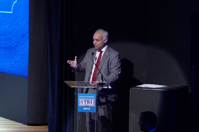 Na imagem ministro discursa em evento