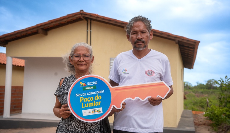 Na imagem casal de idoso seguram chave da casa propria.