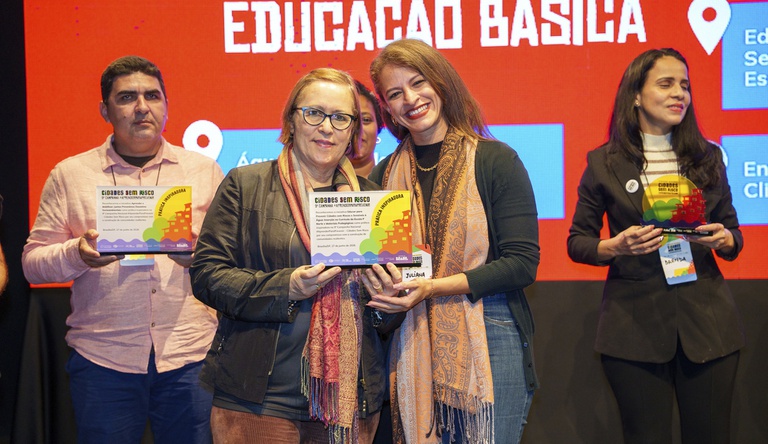 Representantes das duas iniciativas premiadas