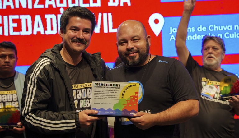 Representantes das duas iniciativas premiadas