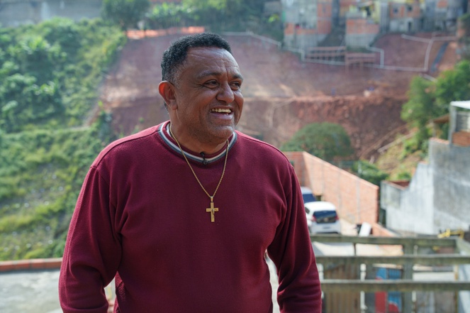 Na imagem homem negro 
