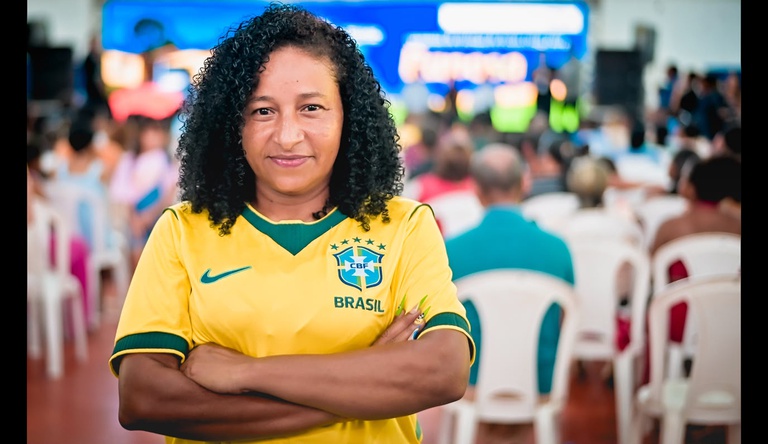 Ana Cláudia posando para foto