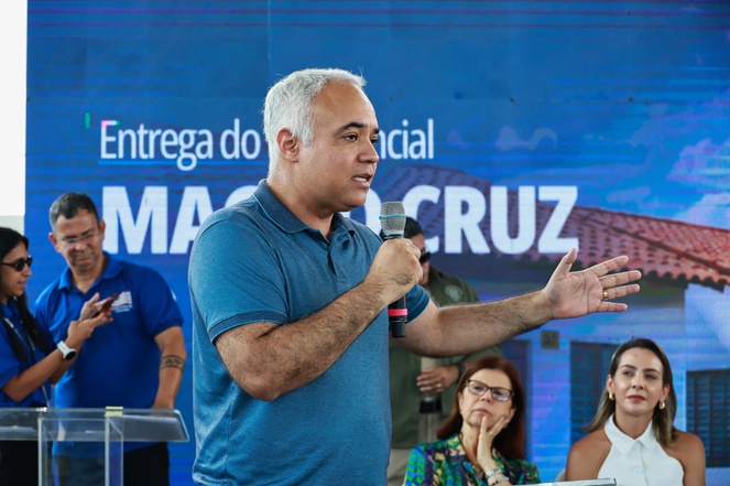 Na imagem ministro Vladimir Lima durante entrega de casas dos residenciais Magno Cruz I e II.