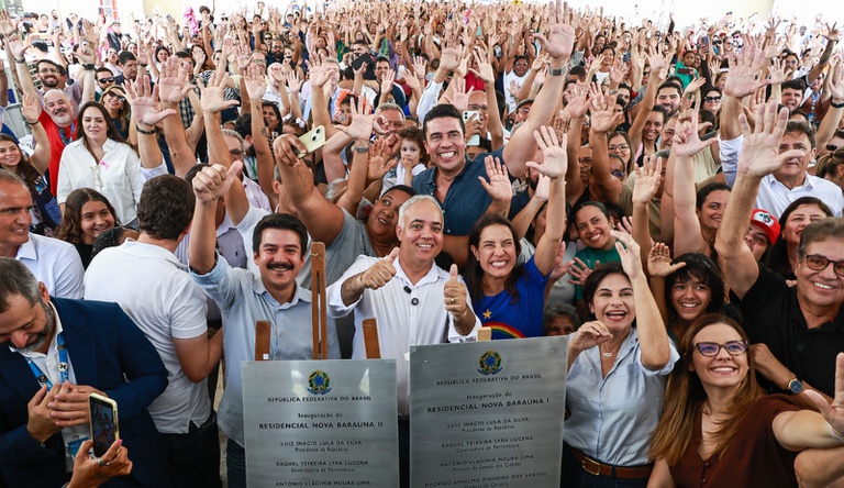 Na imagem ministro das Cidades posa para foto com beneficiários do minha casa, minha vida.