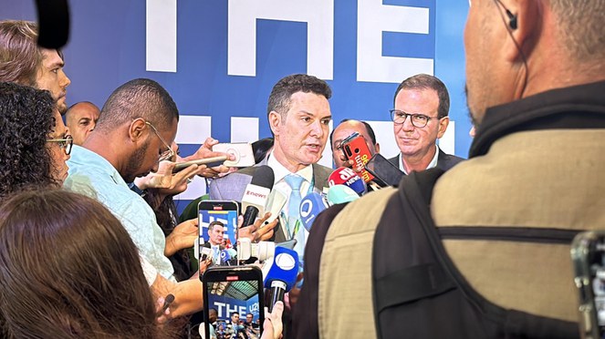 O Ministro Jader Filho, ao lado do prefeito Eduardo Paes (à direita), concedeu entrevista coletiva durante o Urban 20. Foto: Amanda Luna/MCid