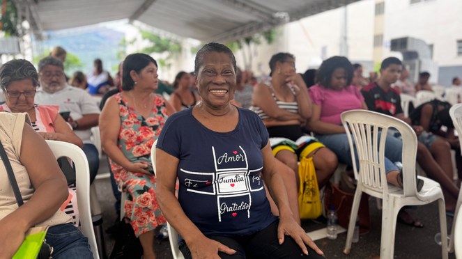 Na foto Edite Barbosa sentada junto às demais beneficiadas do conjunto de habitações