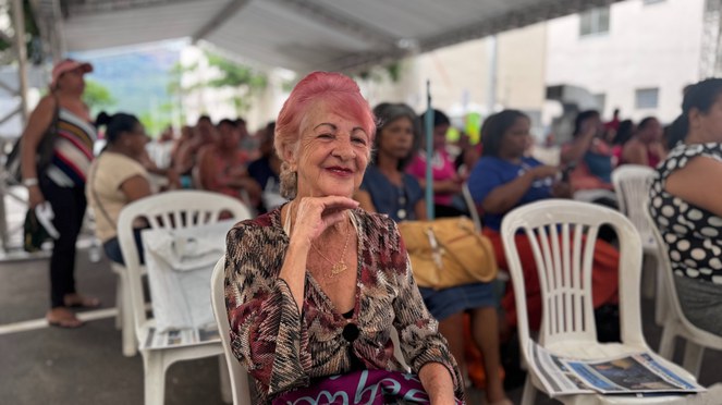 Na foto Adalete de Lana sentada junto às demais contempladas fazendo pose para foto